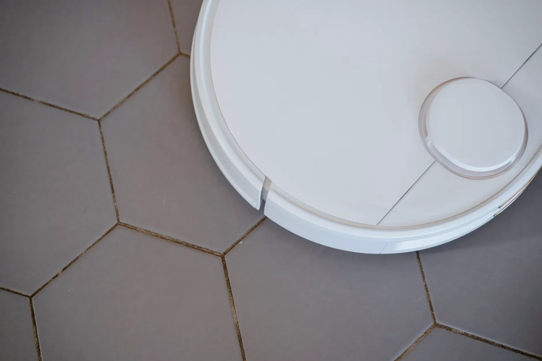 Perché il robot aspirapolvere puzza? Cause e soluzioni per eliminare i cattivi odori