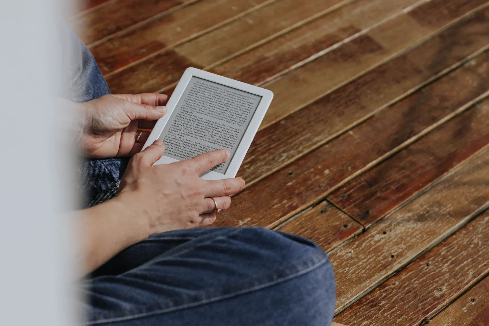 Recensione Xteink X4 Pro: con il firmware CrossPoint Reader arrivano Libby e i libri protetti da DRM