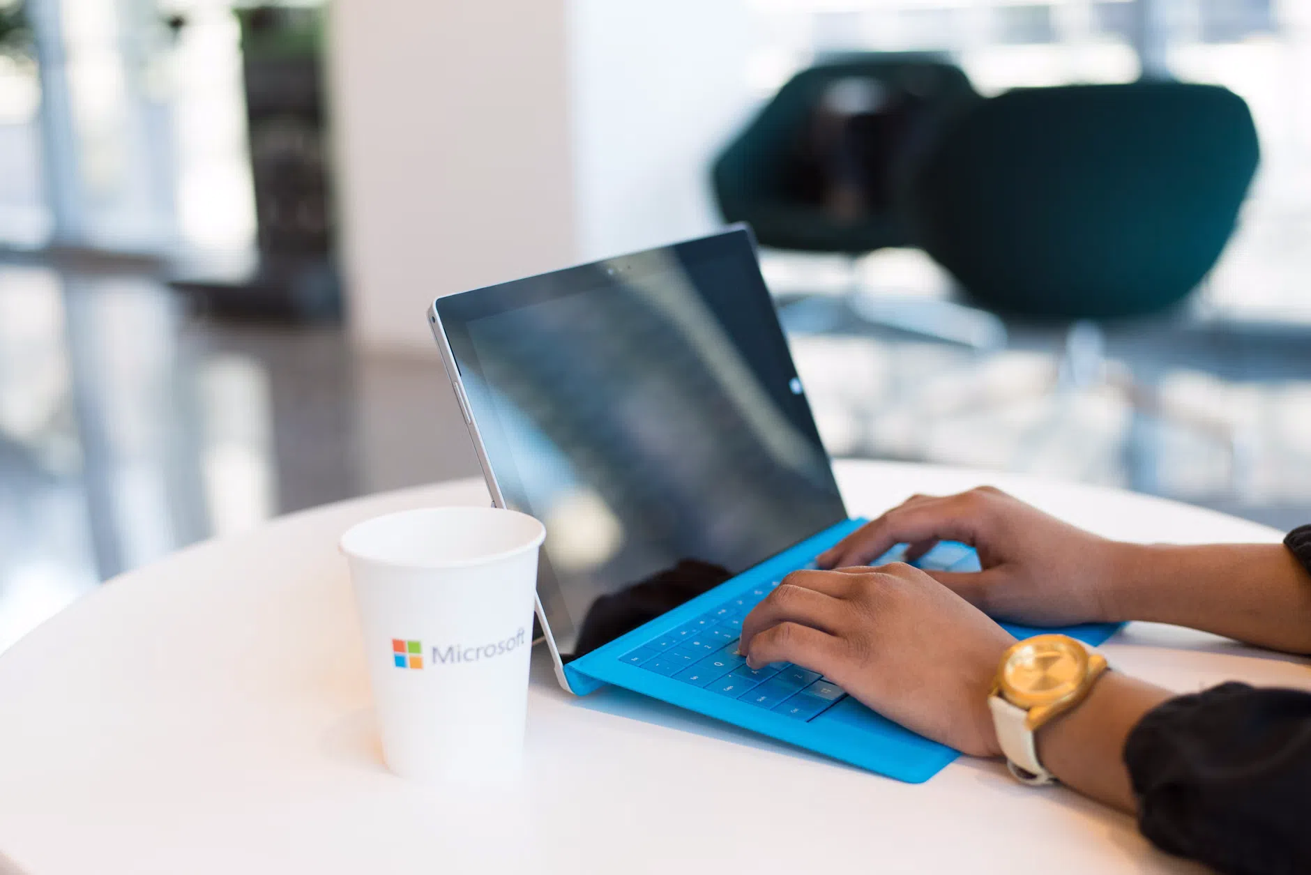 Microsoft rilascia l'aggiornamento firmware di agosto 2026 per la gamma Surface