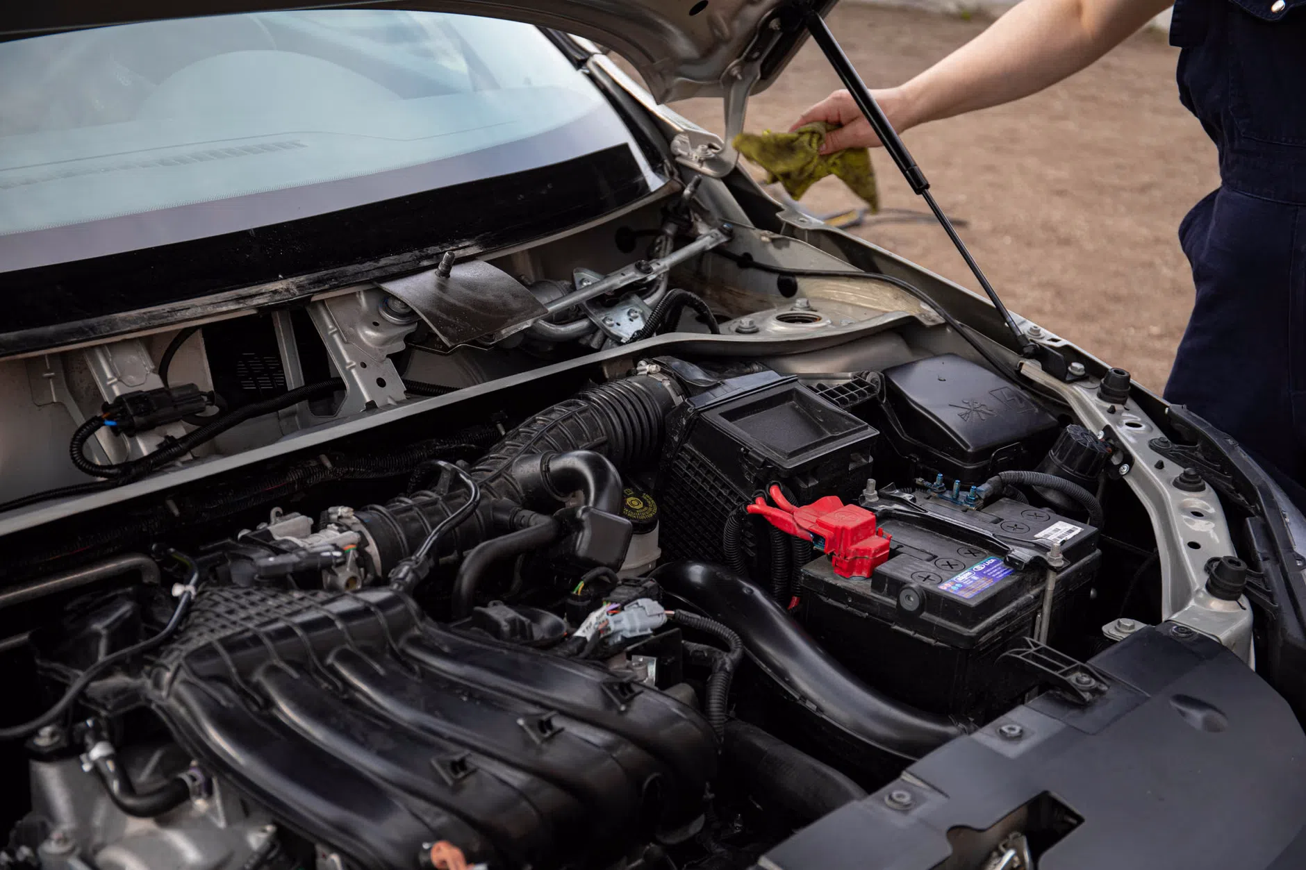 Batteria auto ibrida esausta: cosa succede e come muoversi