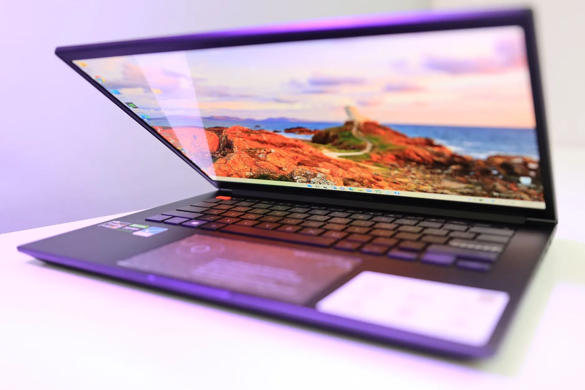 ASUS ZenBook A16: leggerezza, silenzio e compromessi per l’utente italiano