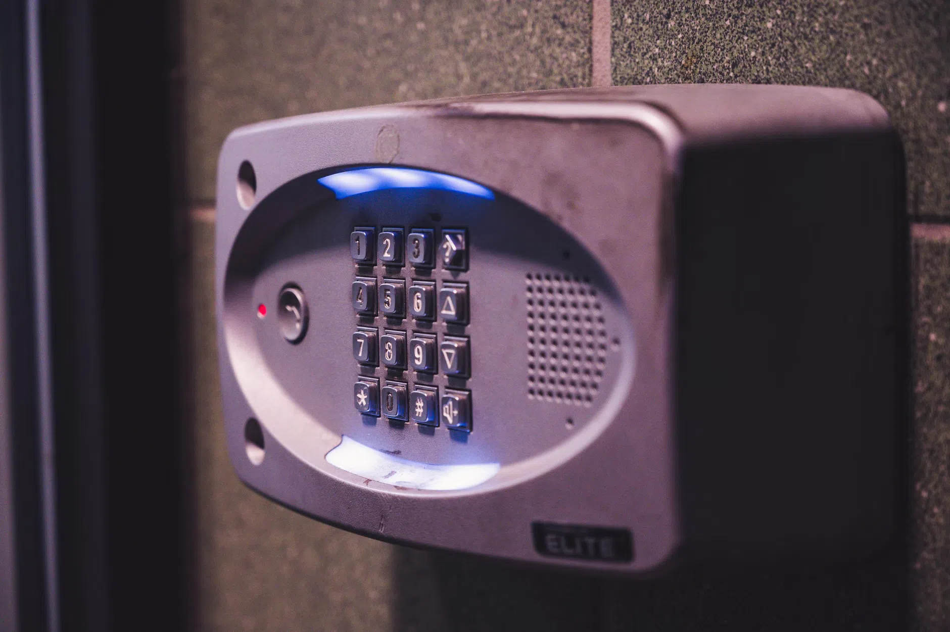Proteggi la tua privacy: 5 semplici mosse contro le webcam spia