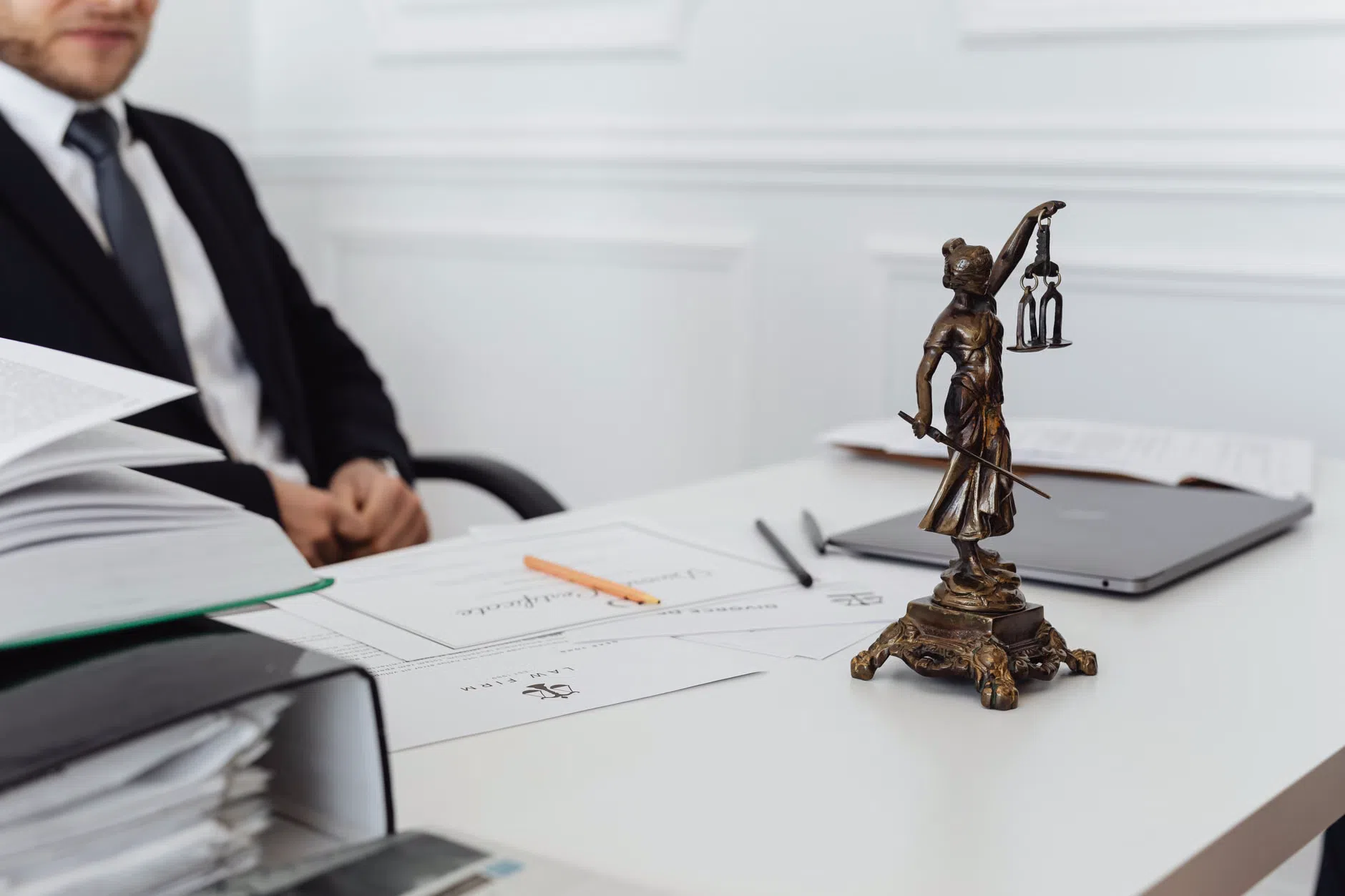 Intelligenza artificiale in tribunale: quando i prompt nascosti non convincono i giudici
