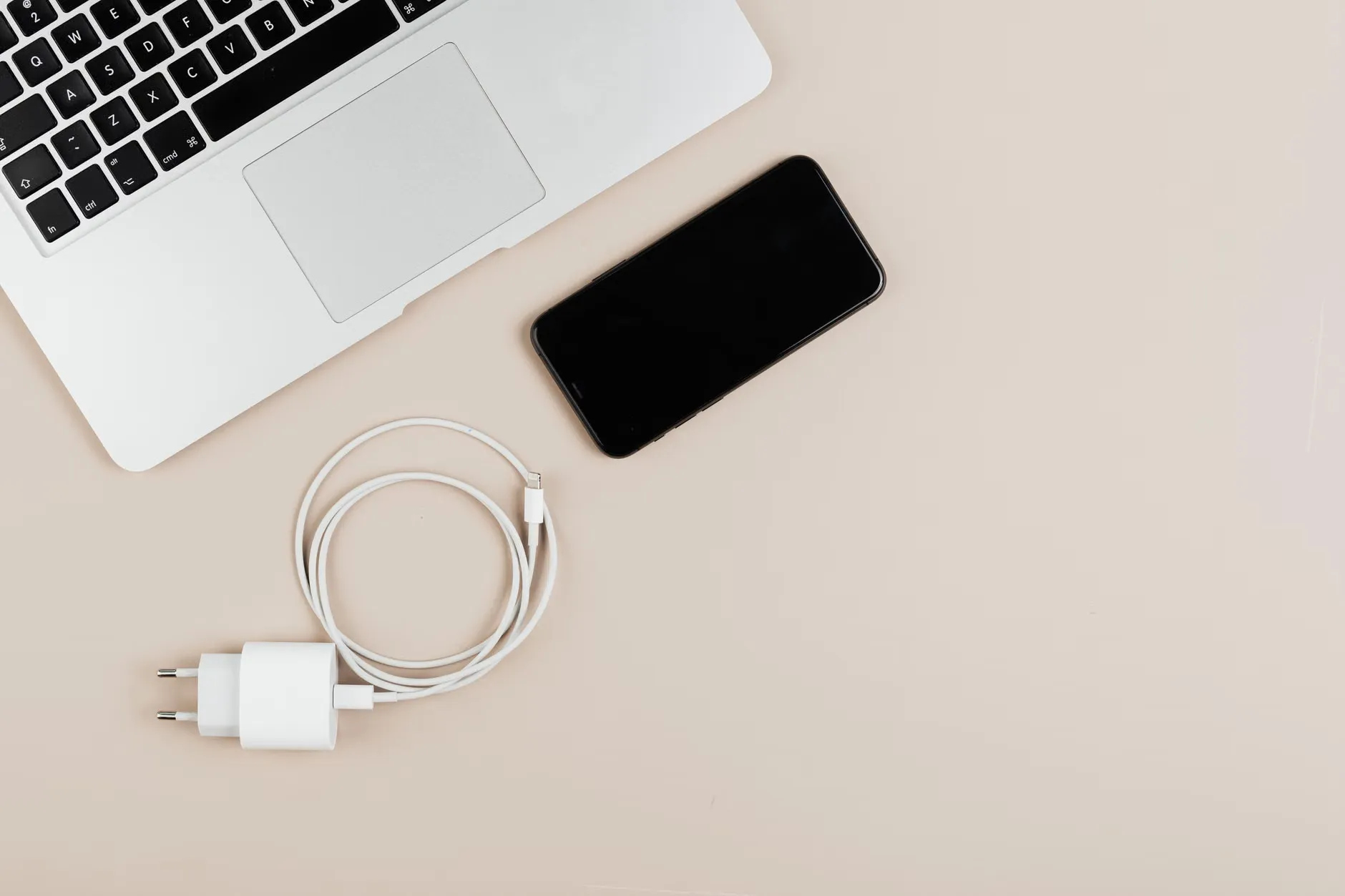Il power bank da 20.000 mAh e 65W che ricarica anche i laptop scende di prezzo