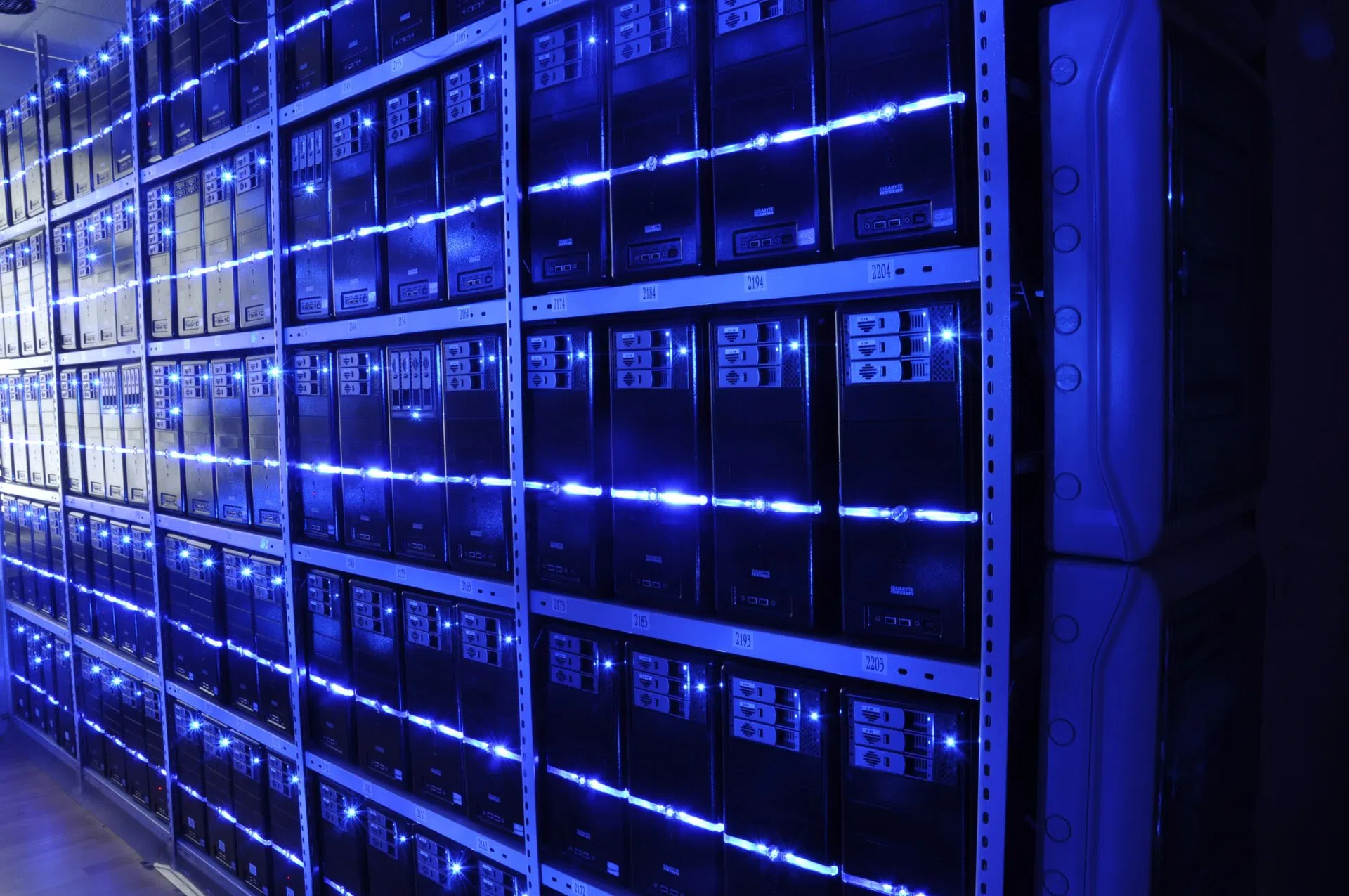 NVIDIA e Palantir boicottano i dati cloud: la nuova frontiera della privacy AI