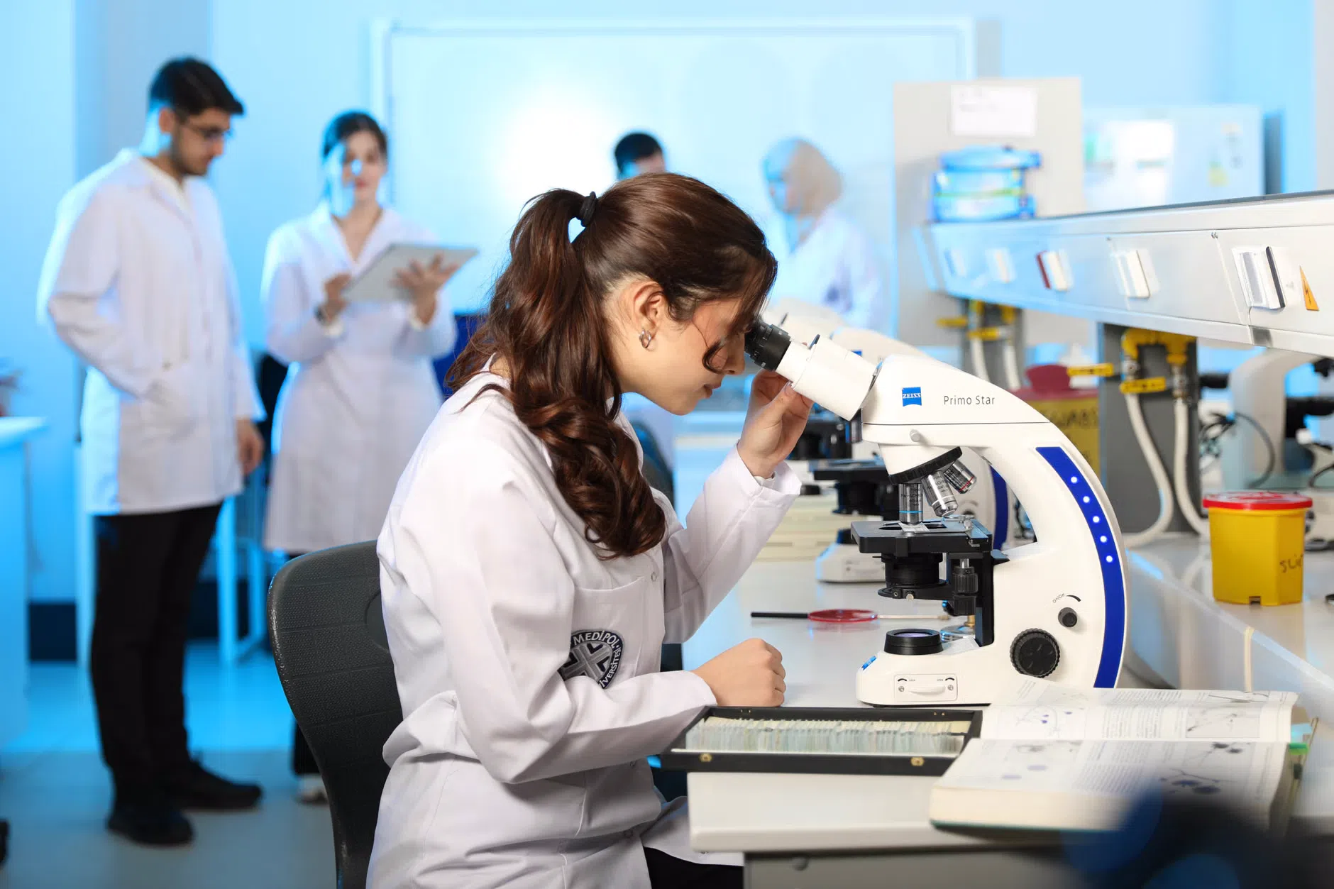 Anthropic porta Claude nei laboratori di biologia: la prossima frontiera dell'IA