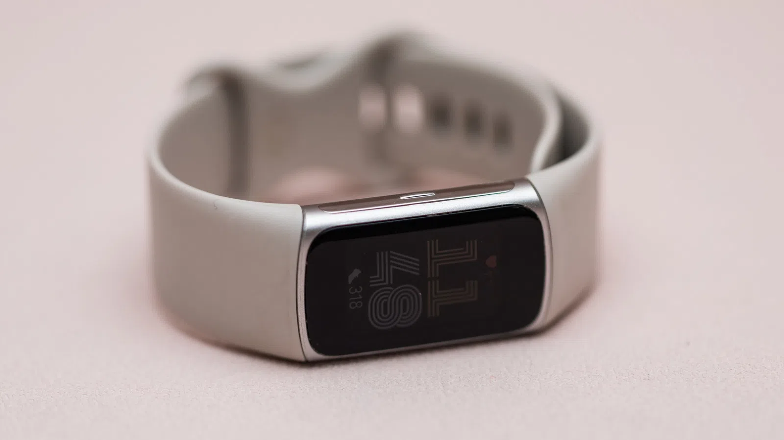 Google anticipa il Fitbit Edge: il nuovo wearable arriva il 12 ottobre
