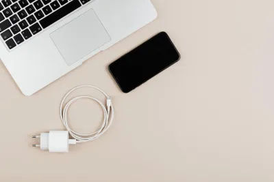 Il power bank da 20.000 mAh e 65W che ricarica anche i laptop scende di prezzo