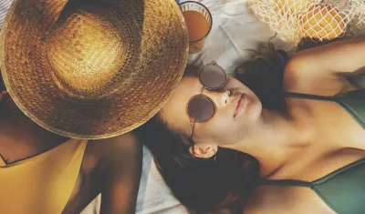 ASOS torna a crescere, ma la base clienti resta sotto i livelli pre-crisi