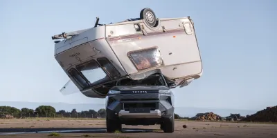 Toyota Hilux BEV: la prova di resistenza con un caravan caduto