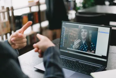 Come tradurre un video in 99 lingue con l'AI mantenendo la voce