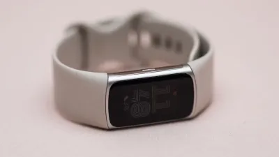 Google anticipa il Fitbit Edge: il nuovo wearable arriva il 12 ottobre